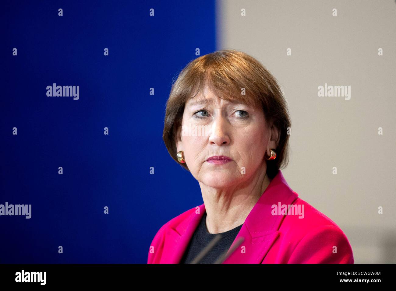 Hildegard Müller - Autogipfel DEU, Deutschland, Allemande, Berlin, 09.10.2025 Hildegard Mueller , Müller Praesidentin vom Verband der Automobilindustrie VDA waehrend der Pressekonferenz nach dem sog. Autogipfel zur Zukunft der deutschen Wirtschaft und der Autoindustrie mit Vertretern der Automobilindustrie und Gewerkschaften im Kanzleramt in Berlin Deutschland en: Hildegard Müller , Präsidentin des Verbandes der Automobilindustrie VDA während der Pressekonferenz nach dem sogenannten Auto Summit zur Zukunft der deutschen Wirtschaft und der Automobilindustrie mit Vertretern der Th Stockfoto