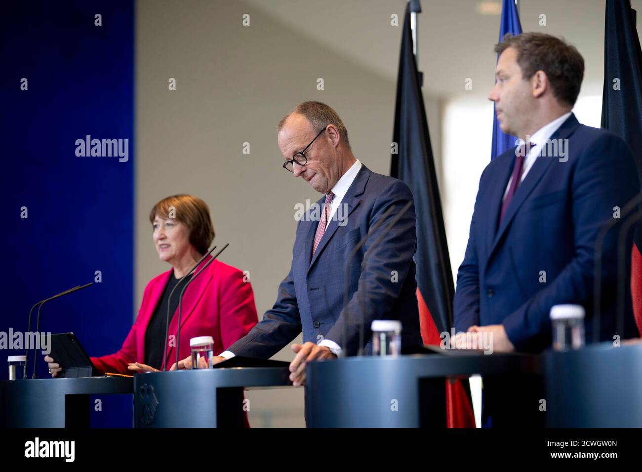 Müller, Merz, Klingbeil - Autogipfel DEU, Deutschland, Deutschland, Allemande, Berlin, 09.10.2025 Hildegard Mueller , Müller Praesidentin vom Verband der Automobilindustrie VDA , Friedrich Merz , Bundeskanzler und Vorsitzender der CDU , und Lars Klingbeil , Co-Vorsitzender der SPD Vizekanzler und Bundesfinanzminister v.l.n.r. waehrend der Pressekonferenz nach dem sog. Autogipfel zur Zukunft der deutschen Wirtschaft und der Autoindustrie mit Vertretern der Automobilindustrie und Gewerkschaften im Kanzleramt in Berlin Deutschland en: Hildegard Müller , Präsidentin des Verbandes der Automotive Stockfoto