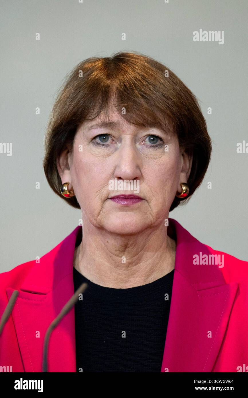 Hildegard Müller - Autogipfel DEU, Deutschland, Allemande, Berlin, 09.10.2025 Hildegard Mueller , Müller Praesidentin vom Verband der Automobilindustrie VDA waehrend der Pressekonferenz nach dem sog. Autogipfel zur Zukunft der deutschen Wirtschaft und der Autoindustrie mit Vertretern der Automobilindustrie und Gewerkschaften im Kanzleramt in Berlin Deutschland en: Hildegard Müller , Präsidentin des Verbandes der Automobilindustrie VDA während der Pressekonferenz nach dem sogenannten Auto Summit zur Zukunft der deutschen Wirtschaft und der Automobilindustrie mit Vertretern der Th Stockfoto