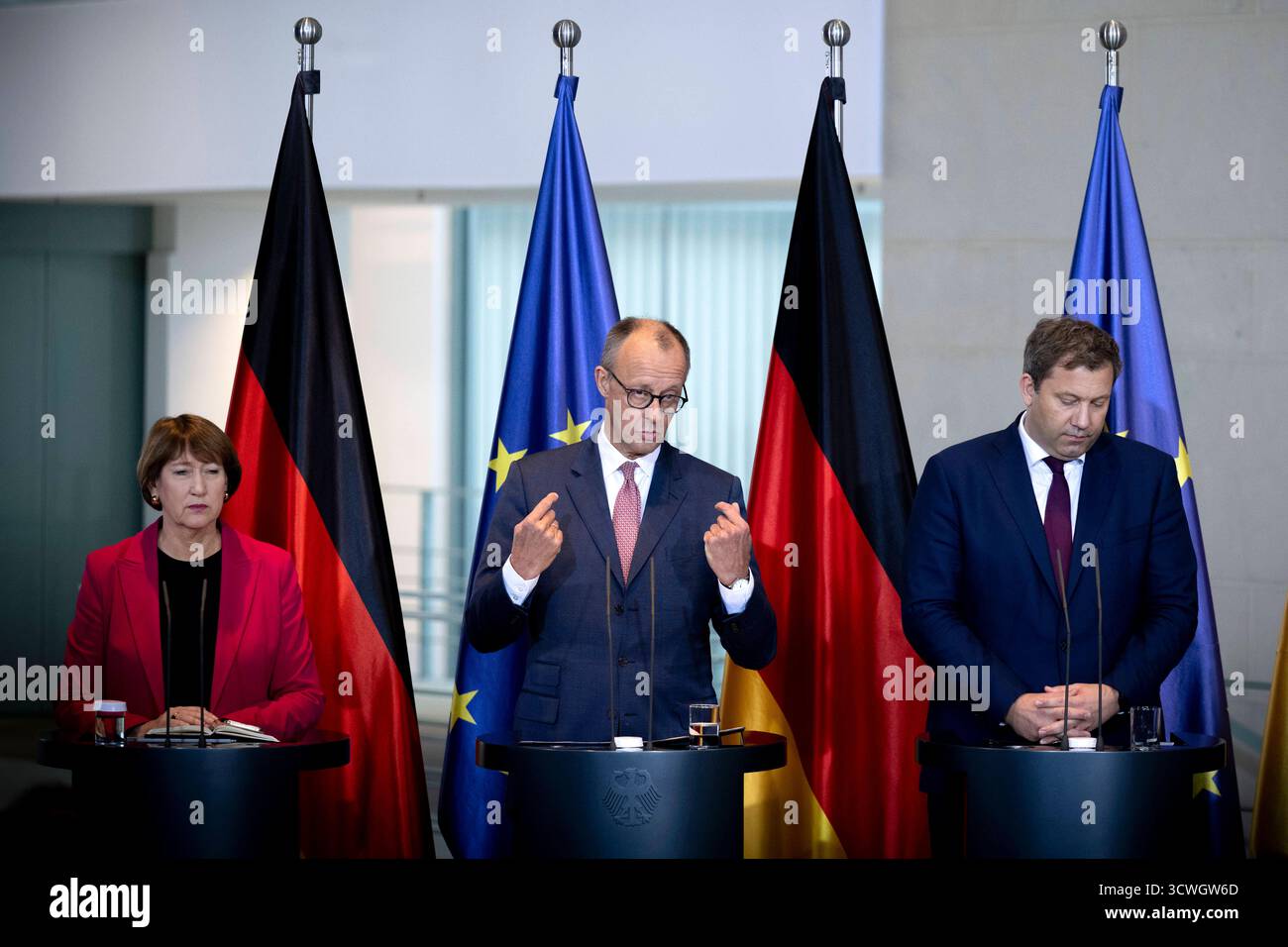 Müller, Merz, Klingbeil - Autogipfel DEU, Deutschland, Deutschland, Allemande, Berlin, 09.10.2025 Hildegard Mueller , Müller Praesidentin vom Verband der Automobilindustrie VDA , Friedrich Merz , Bundeskanzler und Vorsitzender der CDU , und Lars Klingbeil , Co-Vorsitzender der SPD Vizekanzler und Bundesfinanzminister v.l.n.r. waehrend der Pressekonferenz nach dem sog. Autogipfel zur Zukunft der deutschen Wirtschaft und der Autoindustrie mit Vertretern der Automobilindustrie und Gewerkschaften im Kanzleramt in Berlin Deutschland en: Hildegard Müller , Präsidentin des Verbandes der Automotive Stockfoto