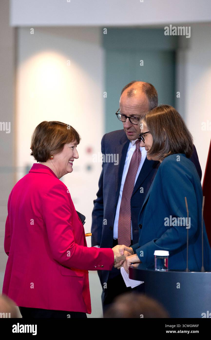Müller, Merz, Benner - Autogipfel DEU, Deutschland, Allemande, Berlin, 09.10.2025 Hildegard Mueller , Müller Praesidentin vom Verband der Automobilindustrie VDA , Friedrich Merz , Bundeskanzler und Vorsitzende der CDU und Christiane Benner , Vorsitzende der Industriegewerkschaft IG Metall v.l.n.r. waehrend der Pressekonferenz nach dem sog. Autogipfel zur Zukunft der deutschen Wirtschaft und der Autoindustrie mit Vertretern der Automobilindustrie und Gewerkschaften im Kanzleramt in Berlin Deutschland en: Hildegard Mueller , Präsidentin des VDA Stockfoto
