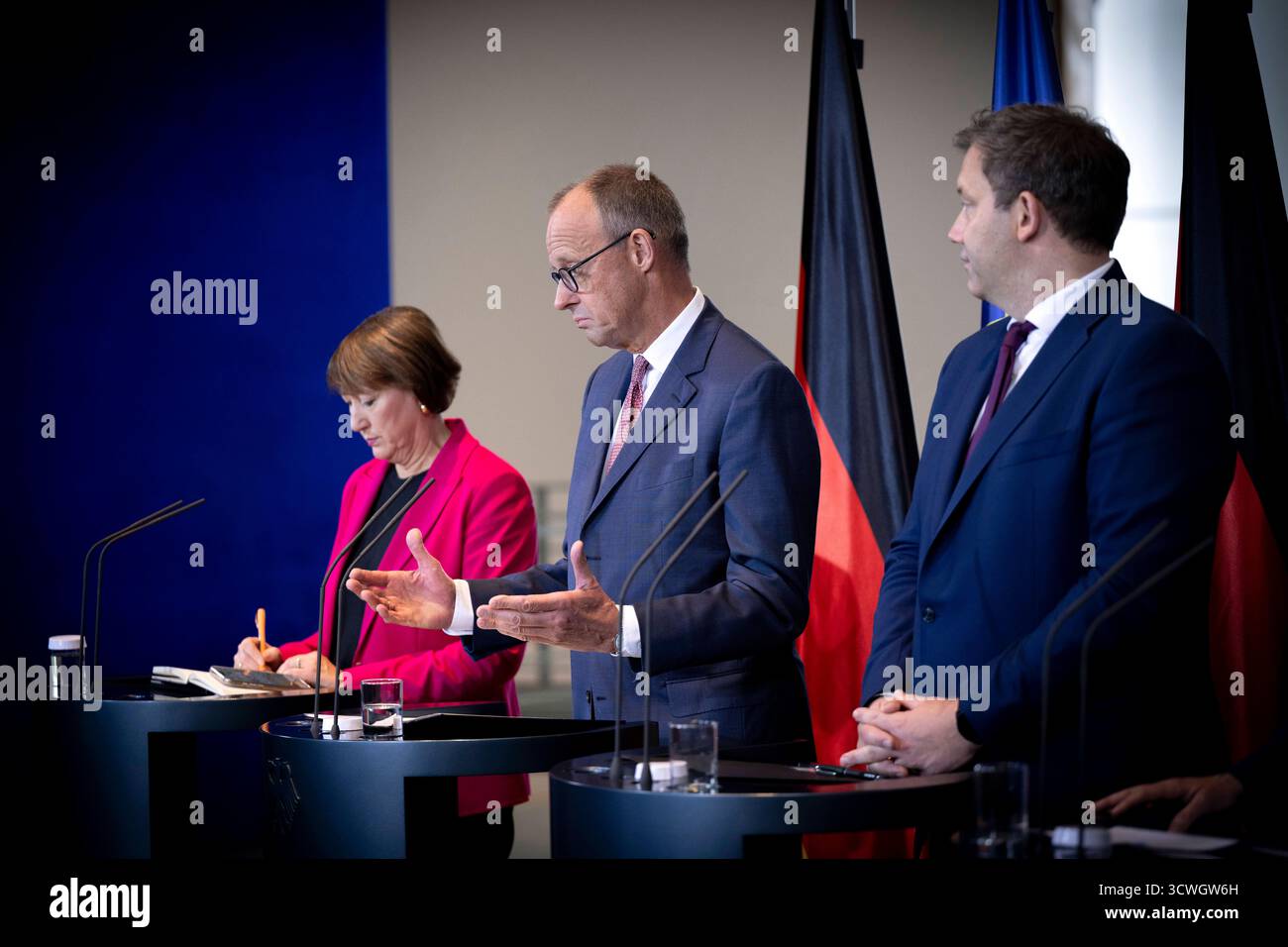 Müller, Merz, Klingbeil - Autogipfel DEU, Deutschland, Deutschland, Allemande, Berlin, 09.10.2025 Hildegard Mueller , Müller Praesidentin vom Verband der Automobilindustrie VDA , Friedrich Merz , Bundeskanzler und Vorsitzender der CDU , und Lars Klingbeil , Co-Vorsitzender der SPD Vizekanzler und Bundesfinanzminister v.l.n.r. waehrend der Pressekonferenz nach dem sog. Autogipfel zur Zukunft der deutschen Wirtschaft und der Autoindustrie mit Vertretern der Automobilindustrie und Gewerkschaften im Kanzleramt in Berlin Deutschland en: Hildegard Müller , Präsidentin des Verbandes der Automotive Stockfoto