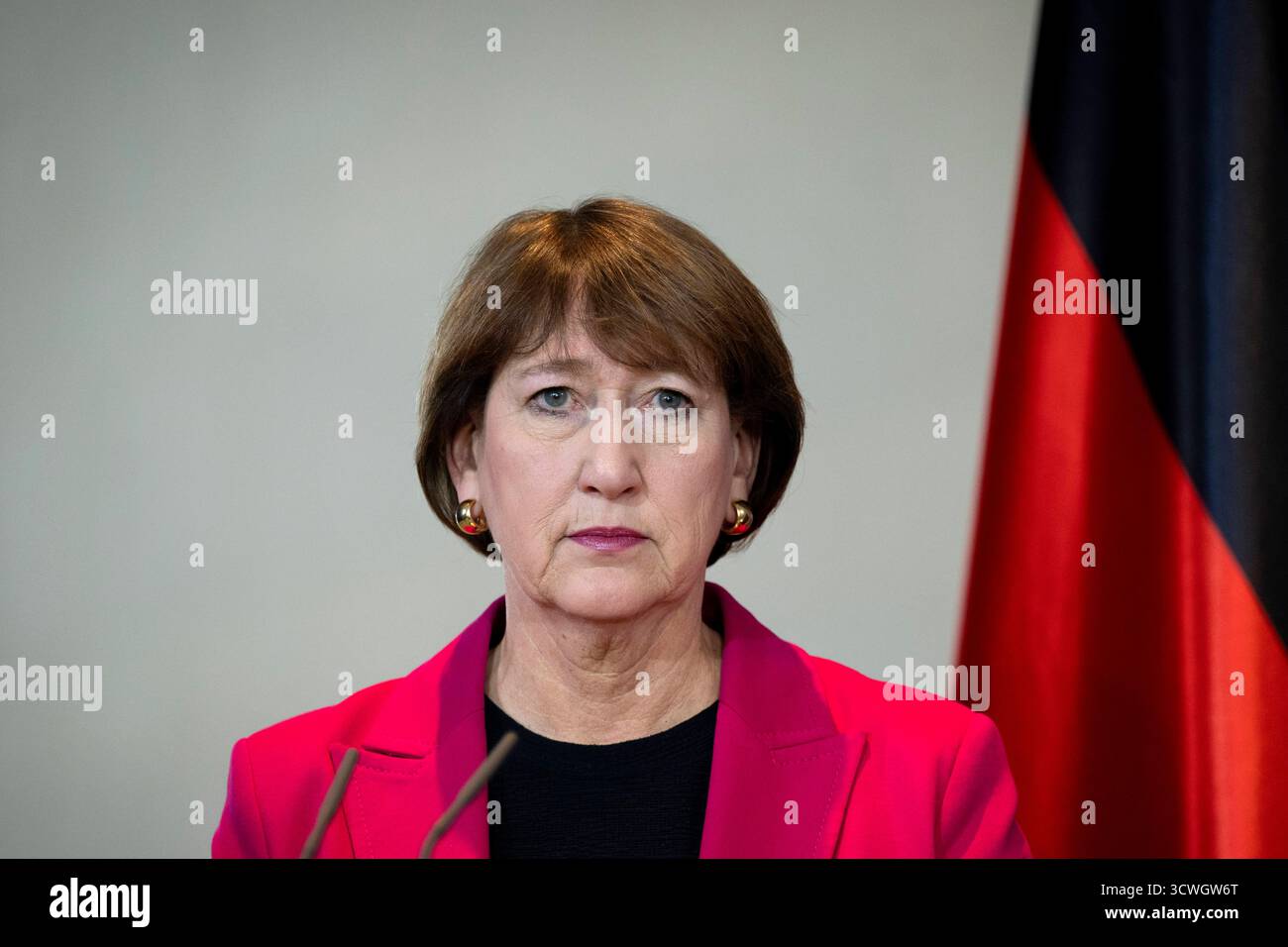 Hildegard Müller - Autogipfel DEU, Deutschland, Allemande, Berlin, 09.10.2025 Hildegard Mueller , Müller Praesidentin vom Verband der Automobilindustrie VDA waehrend der Pressekonferenz nach dem sog. Autogipfel zur Zukunft der deutschen Wirtschaft und der Autoindustrie mit Vertretern der Automobilindustrie und Gewerkschaften im Kanzleramt in Berlin Deutschland en: Hildegard Müller , Präsidentin des Verbandes der Automobilindustrie VDA während der Pressekonferenz nach dem sogenannten Auto Summit zur Zukunft der deutschen Wirtschaft und der Automobilindustrie mit Vertretern der Th Stockfoto