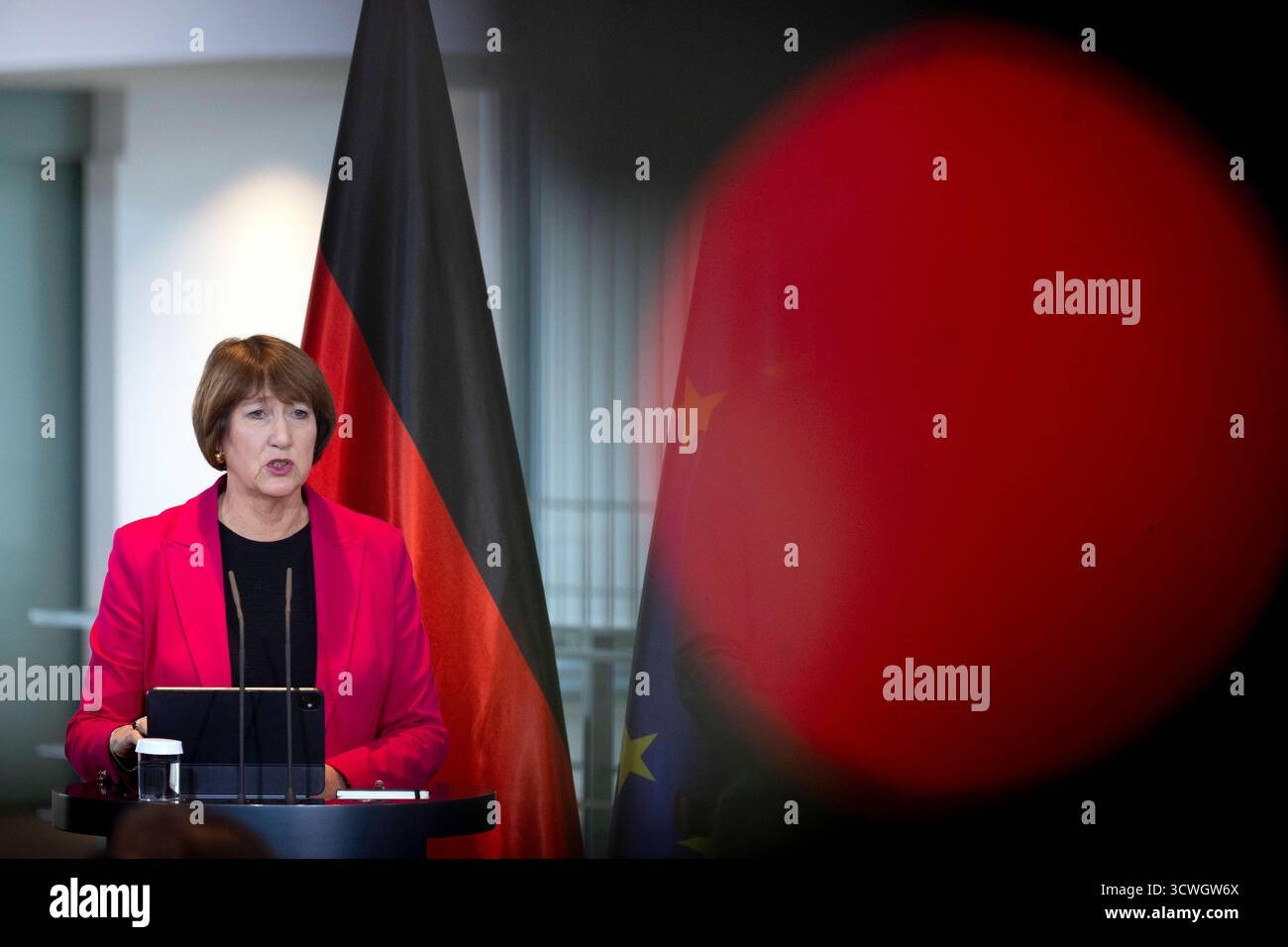 Hildegard Müller - Autogipfel DEU, Deutschland, Allemande, Berlin, 09.10.2025 Hildegard Mueller , Müller Praesidentin vom Verband der Automobilindustrie VDA waehrend der Pressekonferenz nach dem sog. Autogipfel zur Zukunft der deutschen Wirtschaft und der Autoindustrie mit Vertretern der Automobilindustrie und Gewerkschaften im Kanzleramt in Berlin Deutschland en: Hildegard Müller , Präsidentin des Verbandes der Automobilindustrie VDA während der Pressekonferenz nach dem sogenannten Auto Summit zur Zukunft der deutschen Wirtschaft und der Automobilindustrie mit Vertretern der Th Stockfoto