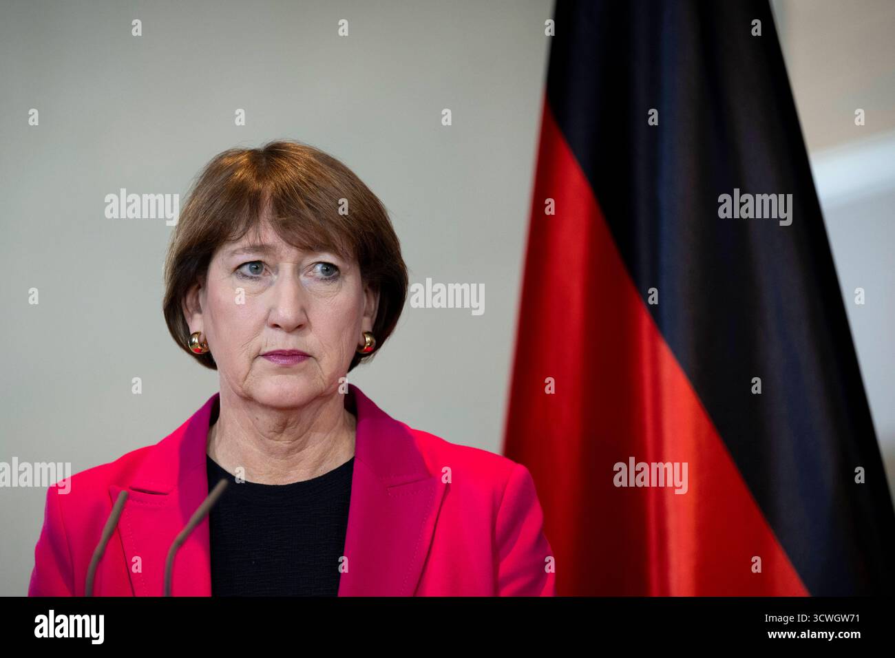 Hildegard Müller - Autogipfel DEU, Deutschland, Allemande, Berlin, 09.10.2025 Hildegard Mueller , Müller Praesidentin vom Verband der Automobilindustrie VDA waehrend der Pressekonferenz nach dem sog. Autogipfel zur Zukunft der deutschen Wirtschaft und der Autoindustrie mit Vertretern der Automobilindustrie und Gewerkschaften im Kanzleramt in Berlin Deutschland en: Hildegard Müller , Präsidentin des Verbandes der Automobilindustrie VDA während der Pressekonferenz nach dem sogenannten Auto Summit zur Zukunft der deutschen Wirtschaft und der Automobilindustrie mit Vertretern der Th Stockfoto