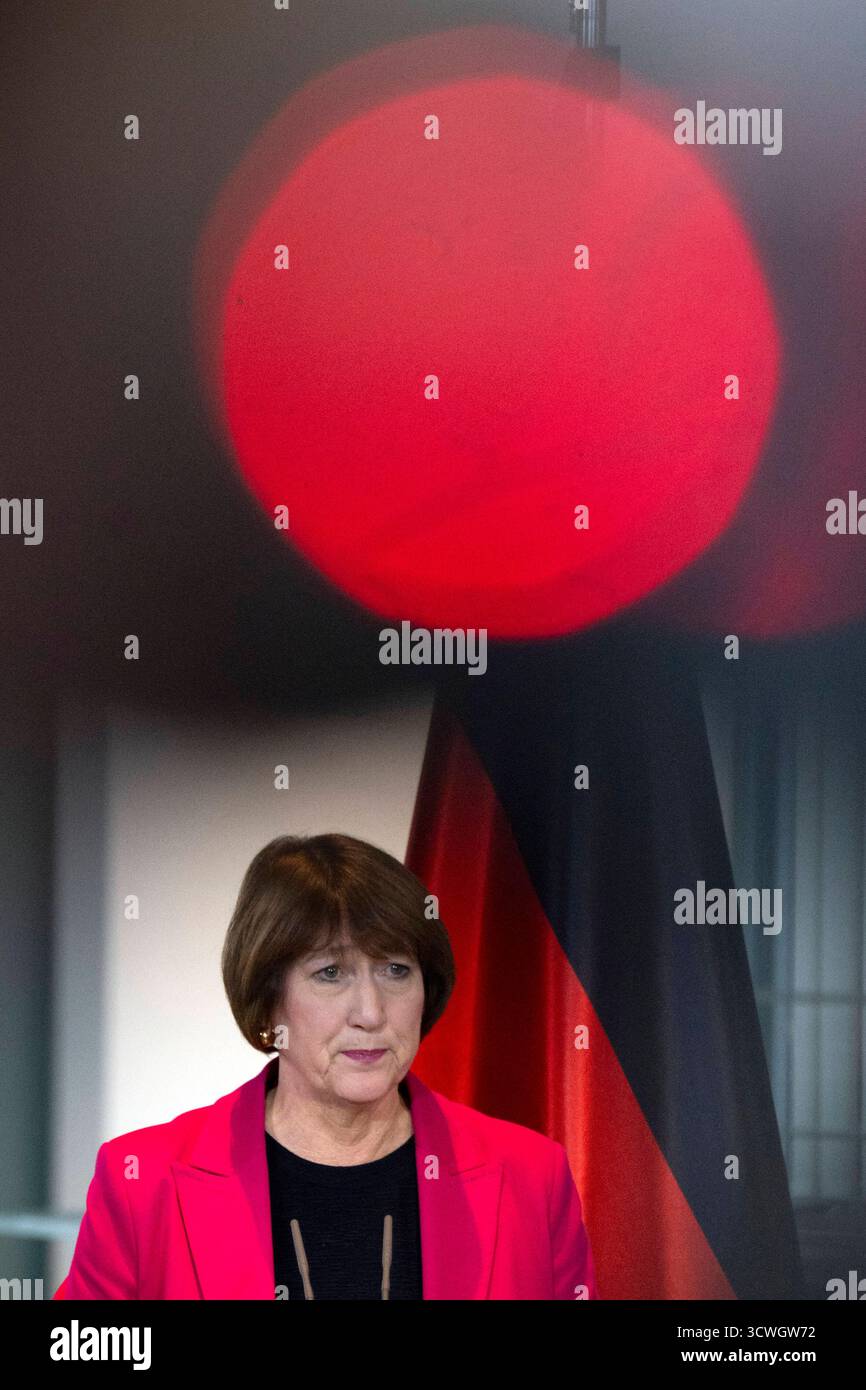 Hildegard Müller - Autogipfel DEU, Deutschland, Allemande, Berlin, 09.10.2025 Hildegard Mueller , Müller Praesidentin vom Verband der Automobilindustrie VDA waehrend der Pressekonferenz nach dem sog. Autogipfel zur Zukunft der deutschen Wirtschaft und der Autoindustrie mit Vertretern der Automobilindustrie und Gewerkschaften im Kanzleramt in Berlin Deutschland en: Hildegard Müller , Präsidentin des Verbandes der Automobilindustrie VDA während der Pressekonferenz nach dem sogenannten Auto Summit zur Zukunft der deutschen Wirtschaft und der Automobilindustrie mit Vertretern der Th Stockfoto