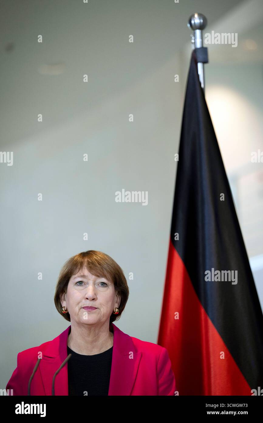 Hildegard Müller - Autogipfel DEU, Deutschland, Allemande, Berlin, 09.10.2025 Hildegard Mueller , Müller Praesidentin vom Verband der Automobilindustrie VDA waehrend der Pressekonferenz nach dem sog. Autogipfel zur Zukunft der deutschen Wirtschaft und der Autoindustrie mit Vertretern der Automobilindustrie und Gewerkschaften im Kanzleramt in Berlin Deutschland en: Hildegard Müller , Präsidentin des Verbandes der Automobilindustrie VDA während der Pressekonferenz nach dem sogenannten Auto Summit zur Zukunft der deutschen Wirtschaft und der Automobilindustrie mit Vertretern der Th Stockfoto