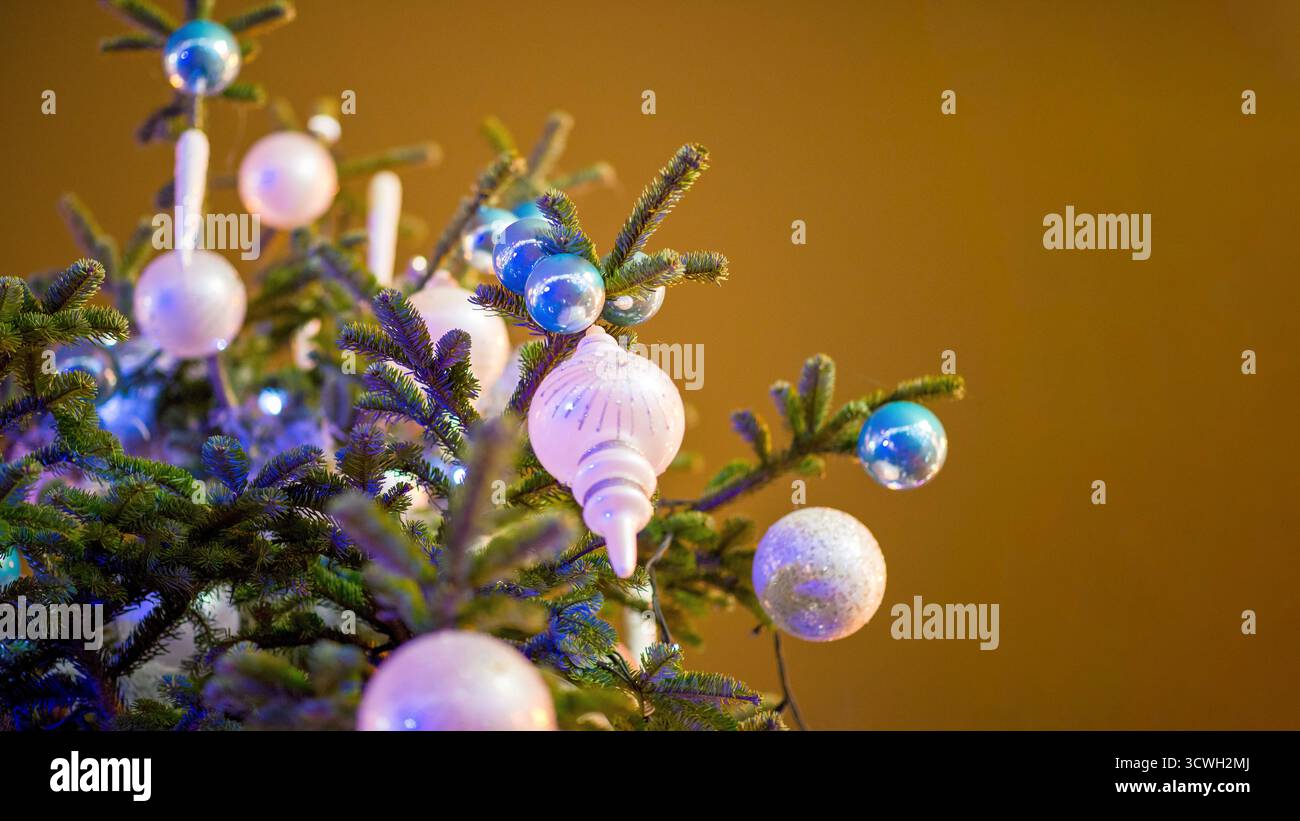 Eine Nahaufnahme eines wunderschön verzierten Weihnachtsbaums mit glänzenden und glitzernden Ornamenten in Silber-, weiß- und Blautönen. Ideal für Themen von Chr Stockfoto