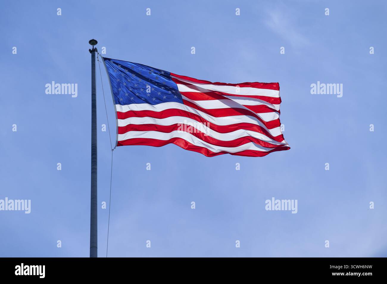 Amerikanische Flagge winkt im Wind am blauen Himmel, Florida, USA Stockfoto
