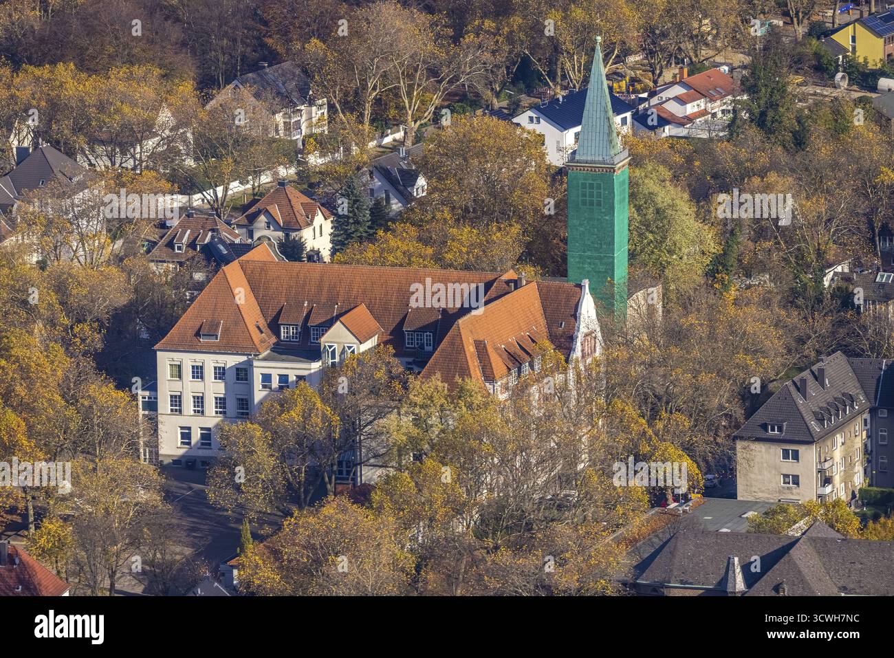 Luftaufnahme, Carl-Friedrich-Gauß-Gymnasium, Baustelle Paulskirche mit überdachtem Turm, Bulmke-Huellen, Gelsenkirchen, Ruhrgebiet, Nein Stockfoto