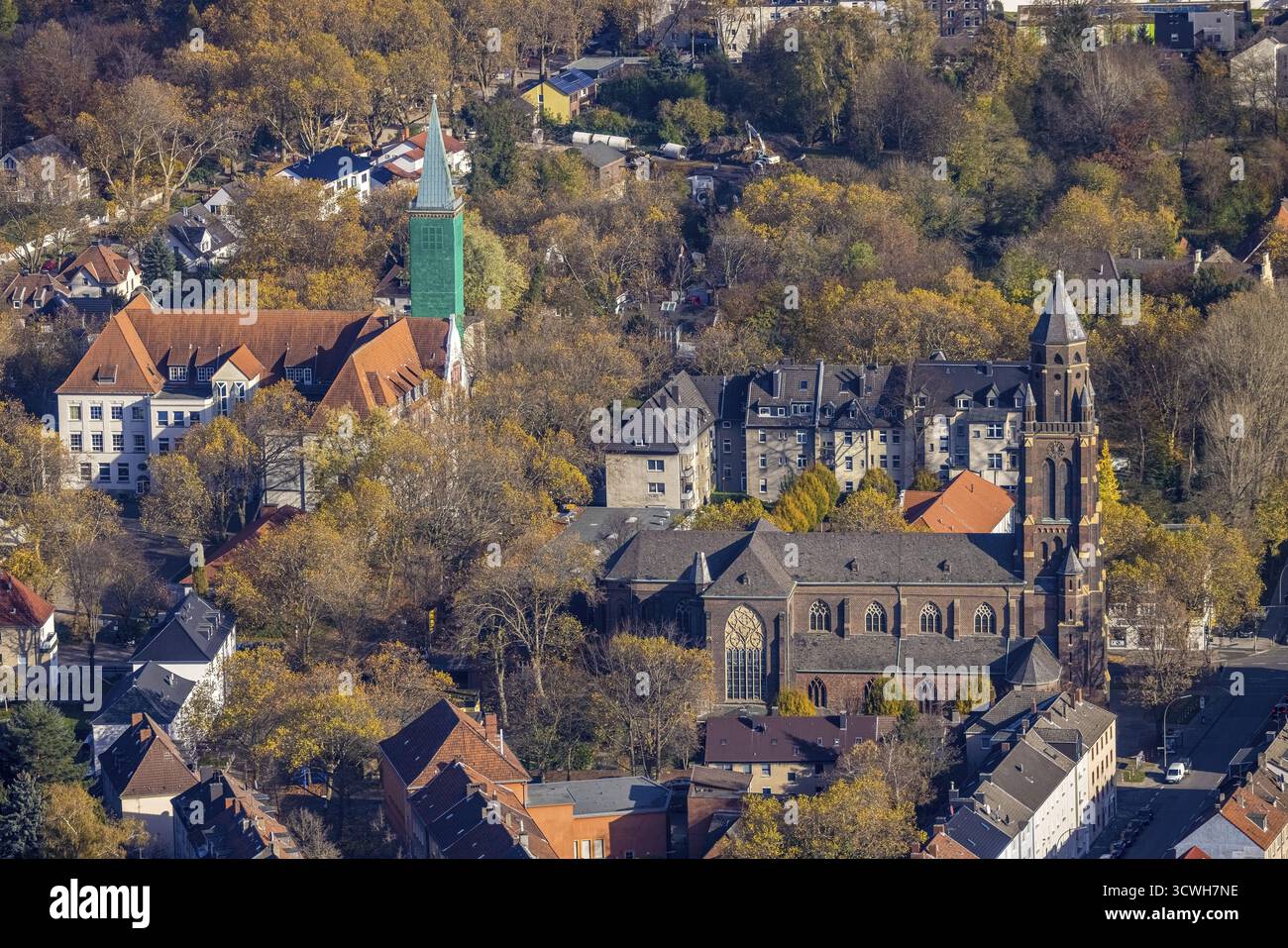 Aus der Vogelperspektive, Carl-Friedrich-Gauß-Gymnasium, Baustelle St. Paul's Church mit überdachtem Turm, Kirche der Heiligen Familie, Bulmke-Huellen, Gelsenk Stockfoto