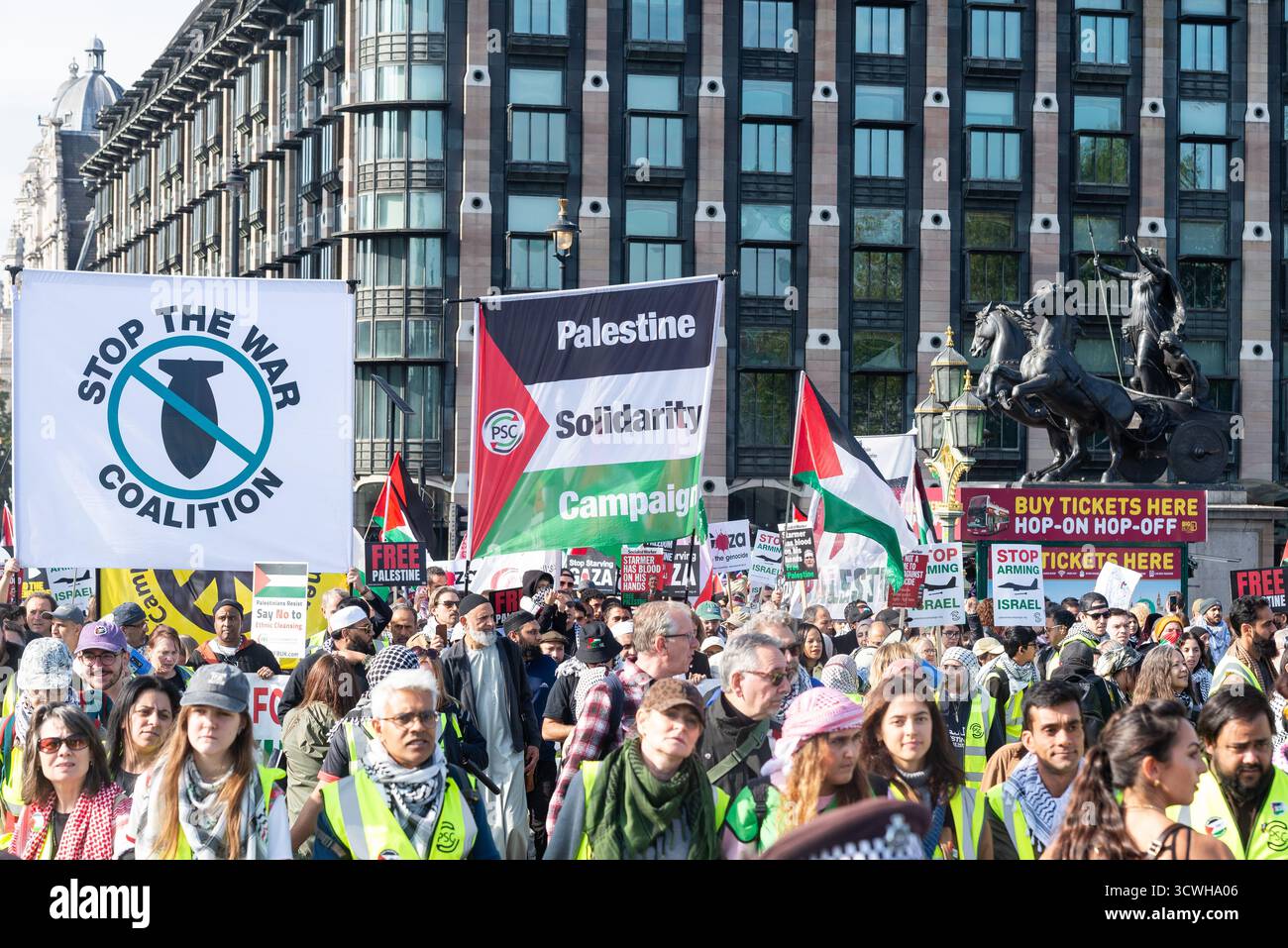 Nationale Demonstration für Palästina Protest in Westminster, London, Großbritannien. Palästinensische Solidaritätskampagne & Stop the war Coalition Banner Stockfoto