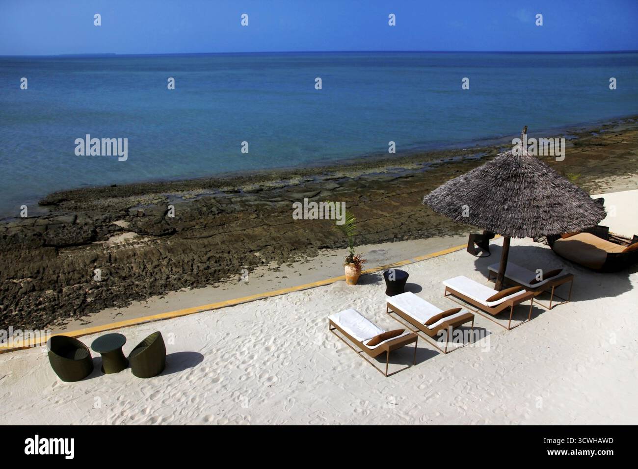 Liegestühle und Sonnenschirm am Strand. Zanzibar Stockfoto