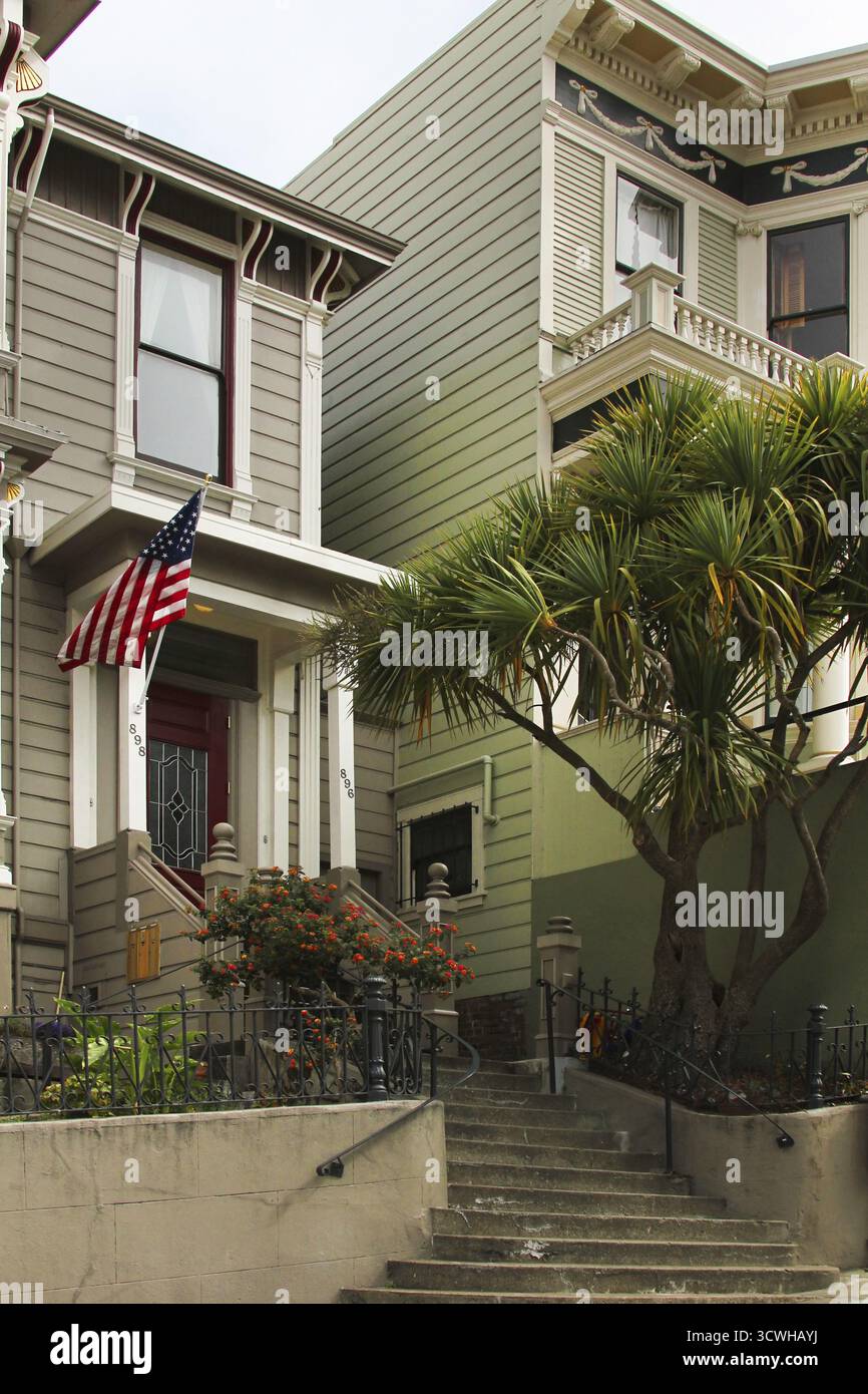 San Francisco, CA, USA - 30. September 2011: Die schöne Fassade eines Wohnhauses mit einer langen Treppe in San Francisco Stockfoto