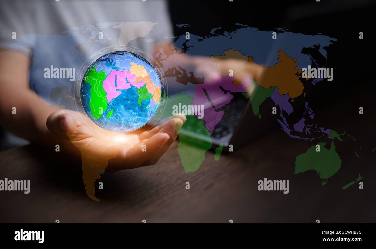 Ein Geschäftsmann, der einen digitalen Globus mit regionalen Karten hält, symbolisiert Regionalismus, wirtschaftliche Integration und globale Verbindungen in der modernen digitalen Wirtschaft Stockfoto