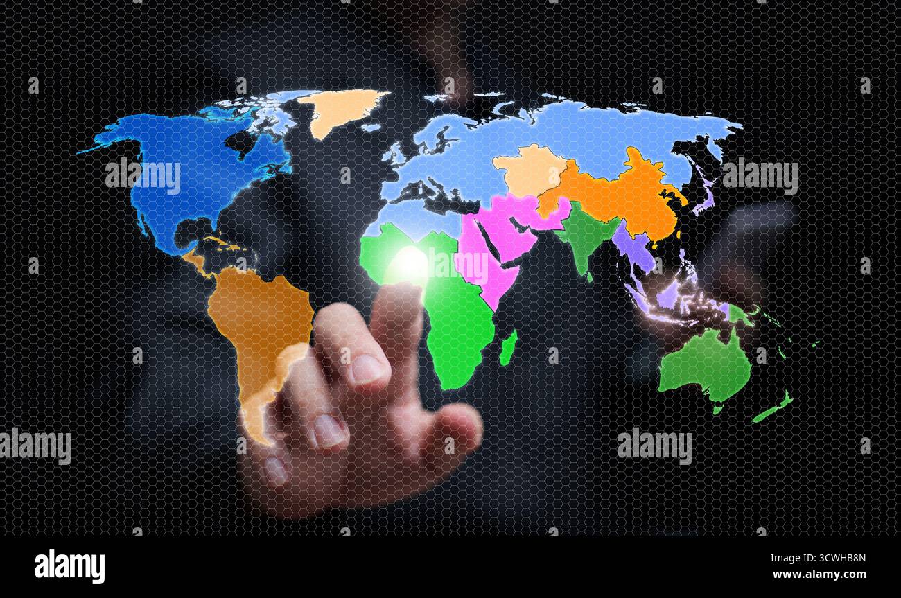 Handinteraktion mit holografischer Weltkarte, die regionale Handelszonen und Regionalismus hervorhebt und globale Verbindung, Innovation und digitale Kommunikation symbolisiert Stockfoto