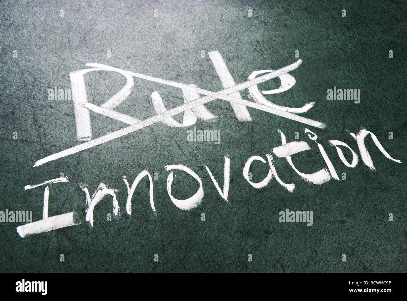 Brechen Sie die Regel für Innovation, konzeptionelle Worte auf der Tafel Stockfoto