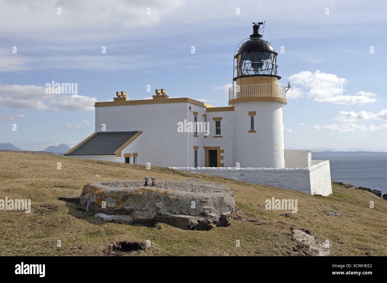 Der Stoer Head Lighthouse wurde von David & Thomas Stevenson entworfen und entwickelt. Die Leuchte wurde 1870 gebaut und hat eine Reichweite von 24 Meilen. Das Licht war Stockfoto