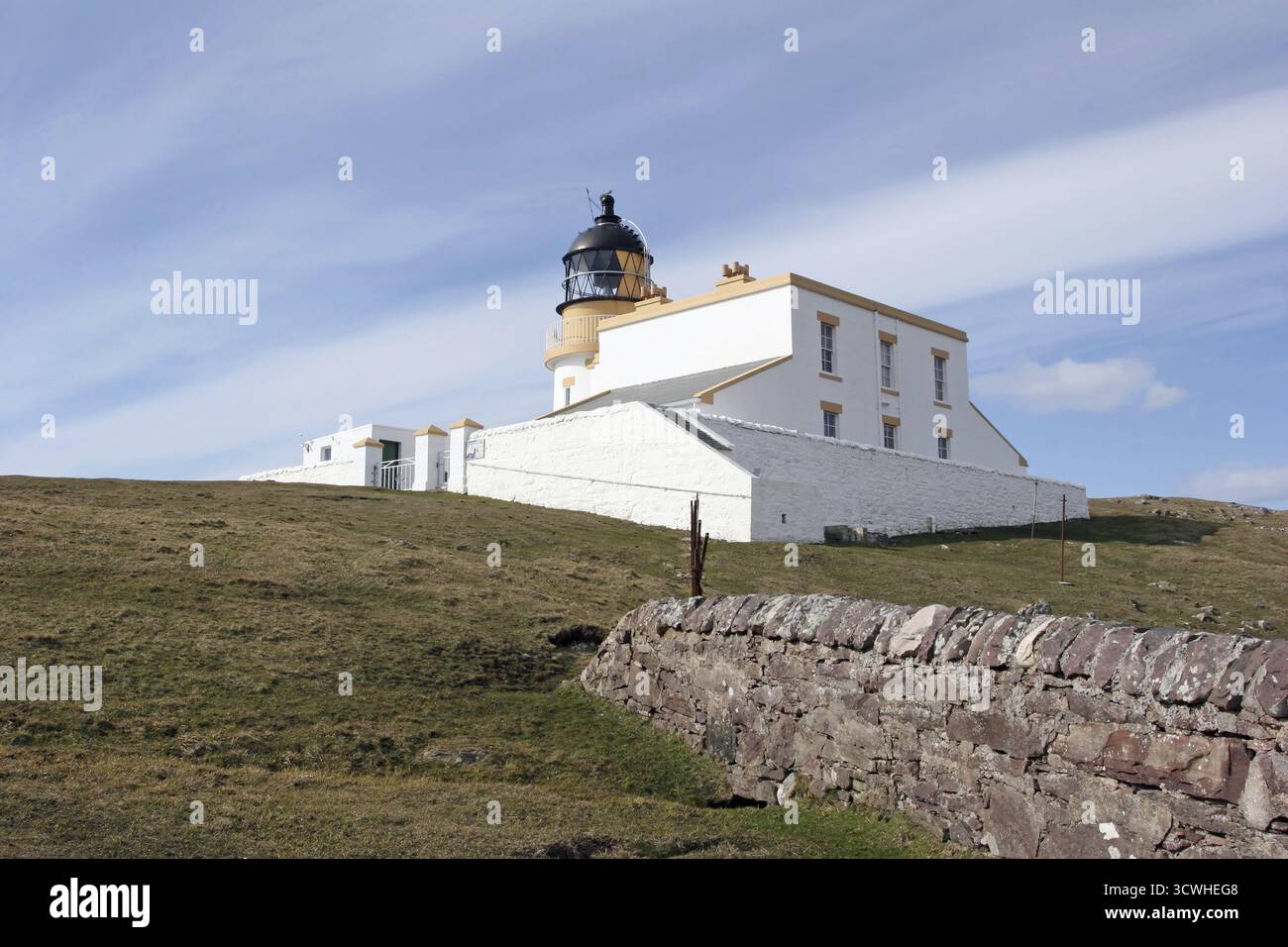 Der Stoer Head Lighthouse wurde von David & Thomas Stevenson entworfen und entwickelt. Die Leuchte wurde 1870 gebaut und hat eine Reichweite von 24 Meilen. Das Licht war Stockfoto