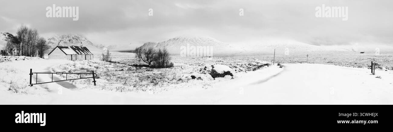 Panorama von Blackrock Cottage auf Rannoch Moor mit einem frischen Schneefall, Schottland, Großbritannien Stockfoto