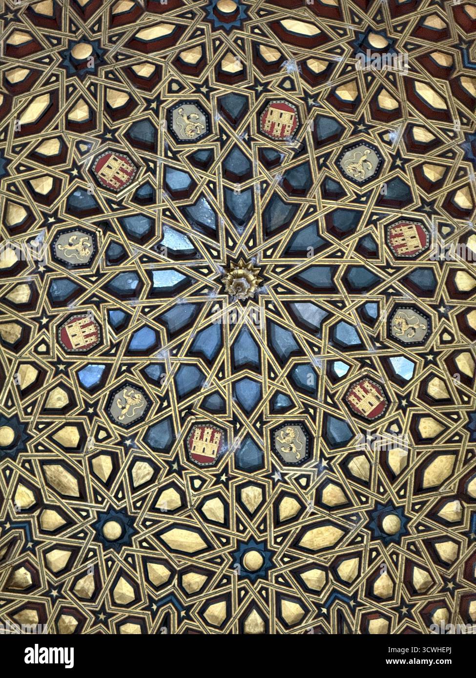 Sevilla, Spanien – 2. Oktober 2025: Kompliziertes geometrisches Deckendesign mit maurischen ornamentalen Mustern Stockfoto