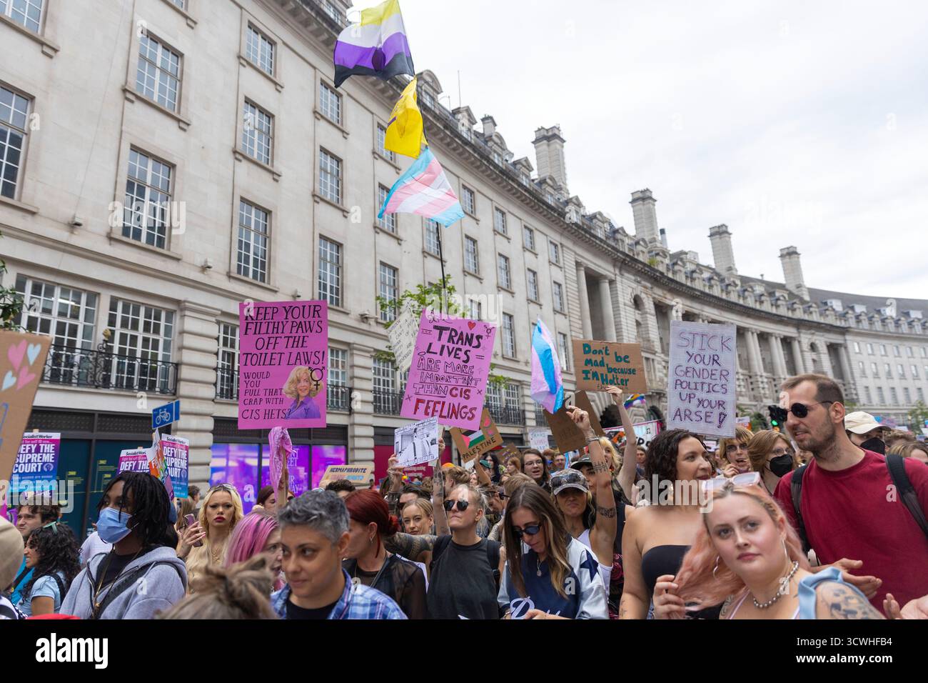 Die Teilnehmer marschieren während des jährlichen London Trans+ Pride im Zentrum von London, um Trans-, nicht-binäre, geschlechtskonforme und intersexuelle Leben zu unterstützen. Stockfoto