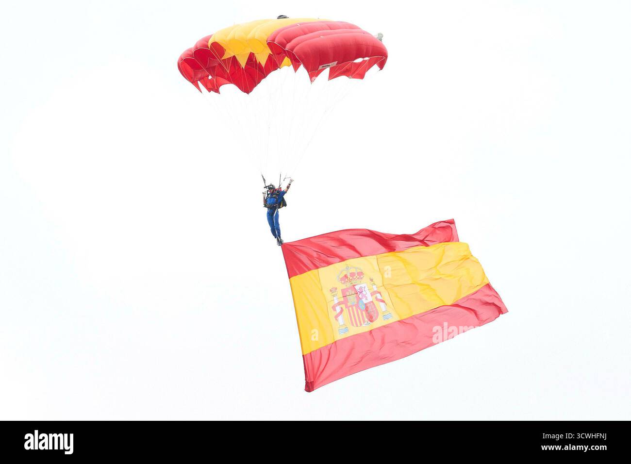 Madrid, Spanien. Oktober 2025. Mitglieder der spanischen Streitkräfte nehmen am 12. Oktober an der Militärparade am spanischen Nationalfeiertag in Madrid teil. Die Parade unter dem Vorsitz von König Felipe VI. Und Königin Letizia erinnert an die Fiesta Nacional de Espana und umfasst Vertreter der Armee, der Marine, der Luft- und Raumfahrtstreitkräfte, der Guardia Civil und anderer Sicherheitskräfte. (Foto: Hazhard Espinoza Vallejos/NurPhoto) Credit: NurPhoto SRL/Alamy Live News Stockfoto