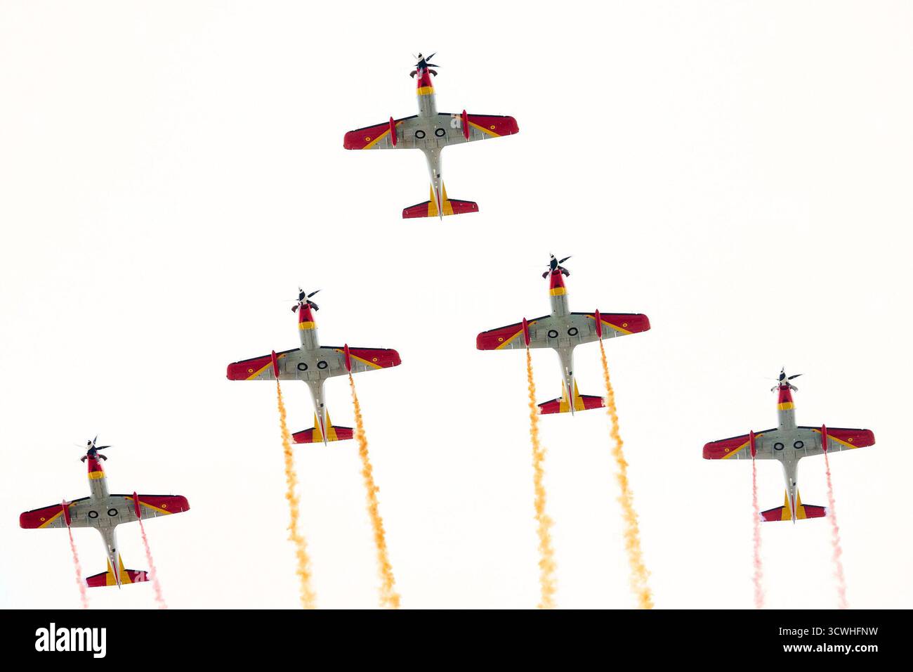 Madrid, Spanien. Oktober 2025. Mitglieder der spanischen Streitkräfte nehmen am 12. Oktober an der Militärparade am spanischen Nationalfeiertag in Madrid teil. Die Parade unter dem Vorsitz von König Felipe VI. Und Königin Letizia erinnert an die Fiesta Nacional de Espana und umfasst Vertreter der Armee, der Marine, der Luft- und Raumfahrtstreitkräfte, der Guardia Civil und anderer Sicherheitskräfte. (Foto: Hazhard Espinoza Vallejos/NurPhoto) Credit: NurPhoto SRL/Alamy Live News Stockfoto