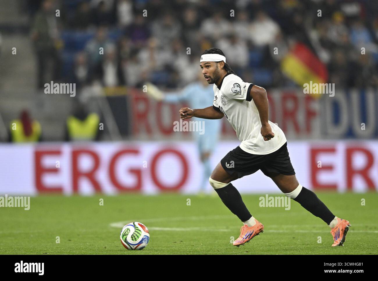 Serge Gnabry GER (20) Aktion auf dem Ball im Hintergrund Perimeter Werbelogo ERGO WM Qualifikation, internationales Spiel, Deutschland gegen L Stockfoto