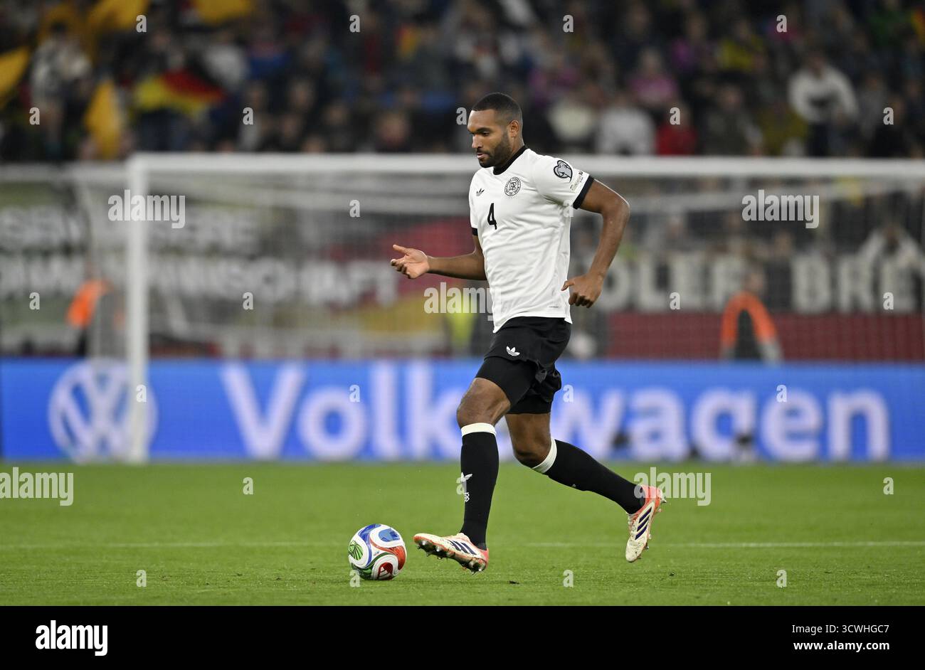 Jonathan Tah GER (04) Action on the Ball im Hintergrund Perimeter Werbung Logo Volkswagen World Cup Qualifier, internationales Spiel, Deutschland vs.. Stockfoto