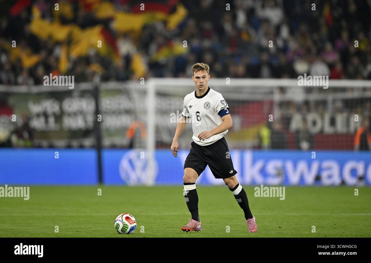 Joshua Kimmich GER (06) Aktion auf dem Ball im Hintergrund Perimeter Werbelogo Volkswagen World Cup Qualifier, internationales Spiel, Deutschland A Stockfoto
