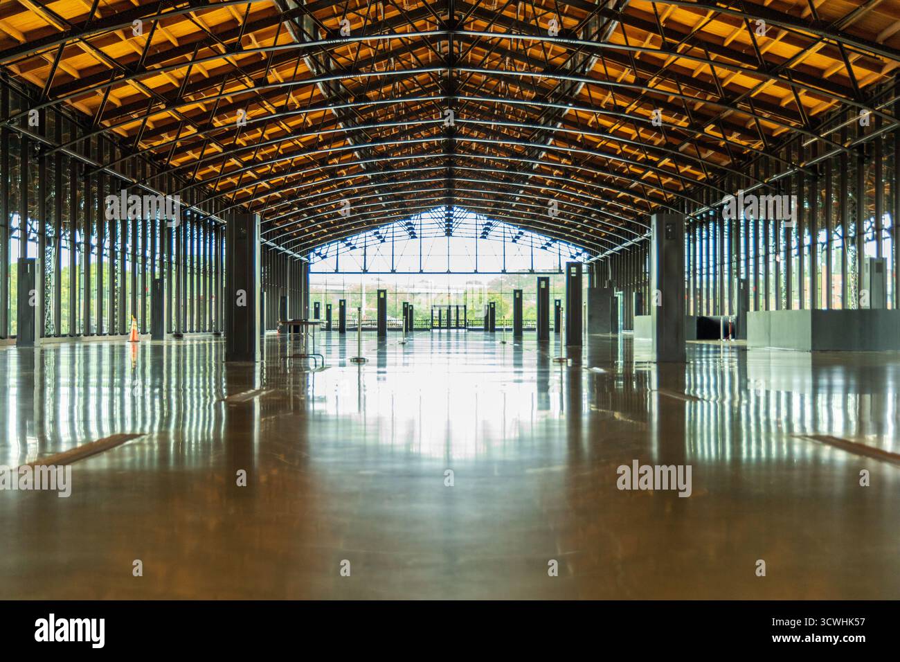 Ein großes, leeres Gebäude mit vielen Fenstern, Hauptbahnhof. Richmond, Virginia. USA Stockfoto