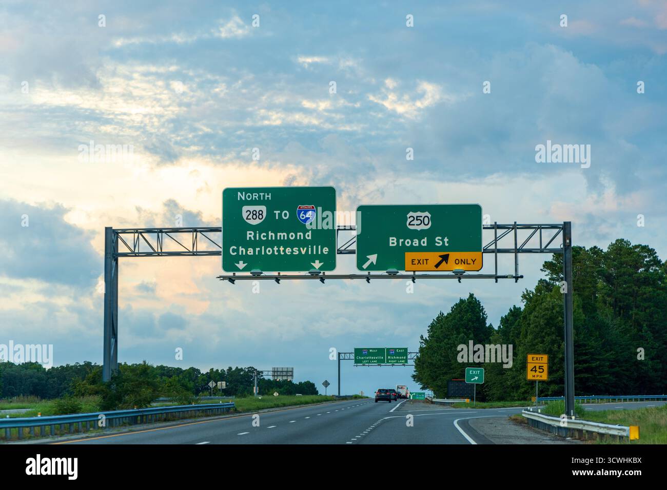 Eine Autobahn mit einem grünen Schild, auf dem "Nam's" steht. Der Highway ist leer und der Himmel ist bewölkt, Richmond, Virginia. USA Stockfoto