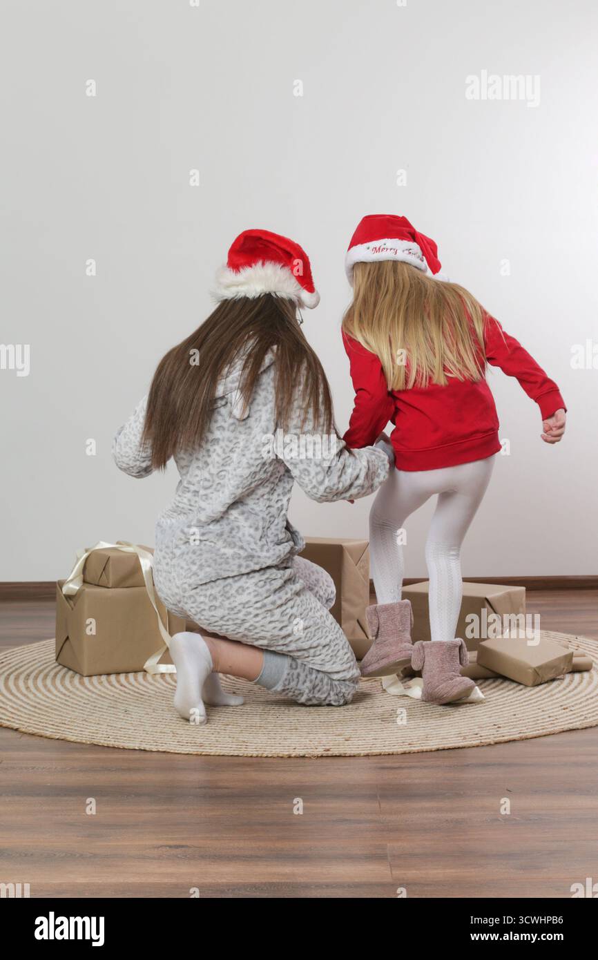 Schwestern Genießen Goofy Verspielte Weihnachtsvorbereitungen - Fröhliche Weihnachtsszene Stockfoto
