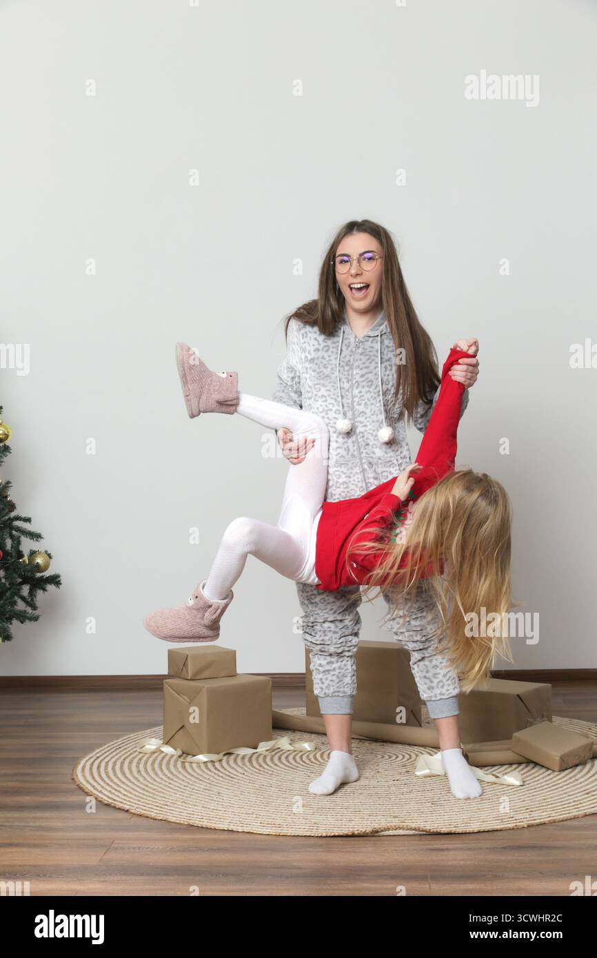 Schwestern Genießen Goofy Verspielte Weihnachtsvorbereitungen - Fröhliche Weihnachtsszene Stockfoto