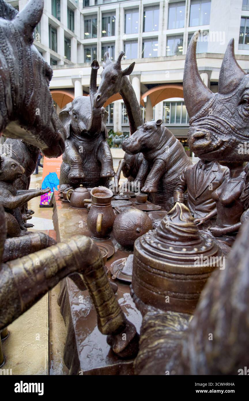 Skurrile Bronzeskulptur „A Mad Tea Party“ von Gillie und Marc in London Stockfoto