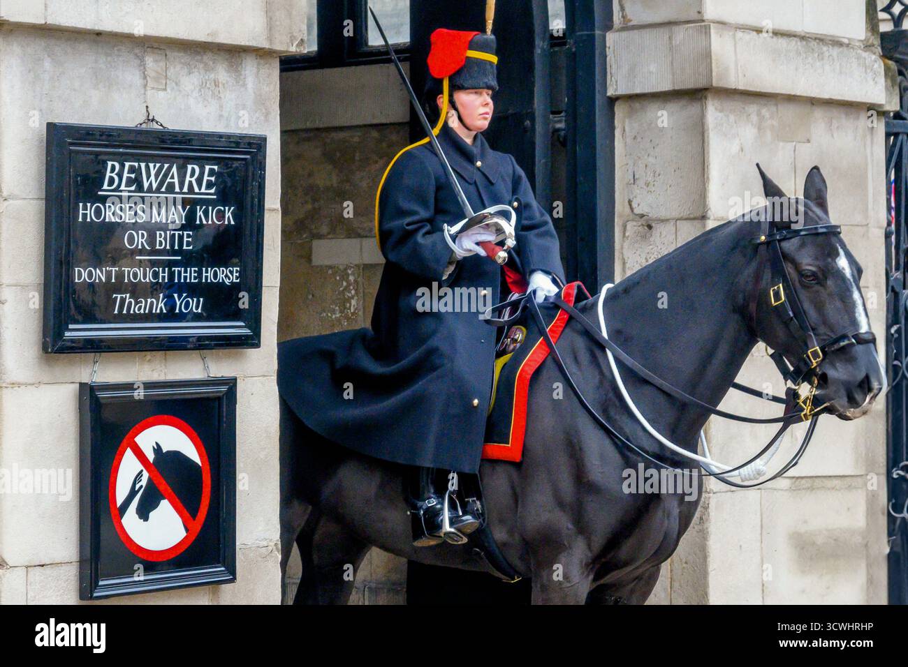 Die Haushalts-Kavallerie-Garde in der Wachdienst mit Warnschild in London Stockfoto