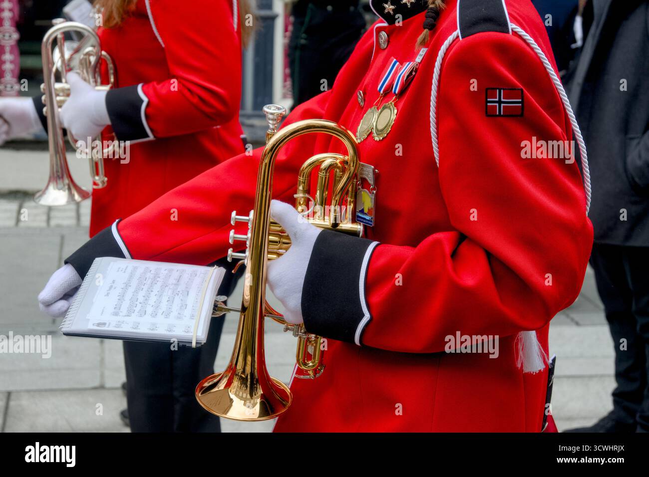 Marching Band Musiker in roter Uniform am norwegischen Tag der Verfassung Stockfoto
