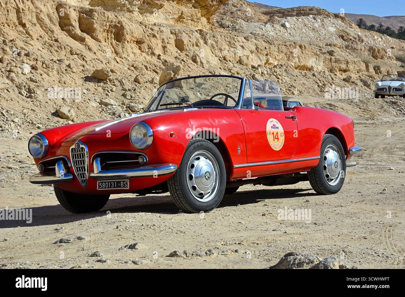 Tozeur, Tunesien - 29. September 2004: Rote Alfa Romeo Giulietta Spider 750D in der Wüste Sahara, Tunesien Stockfoto