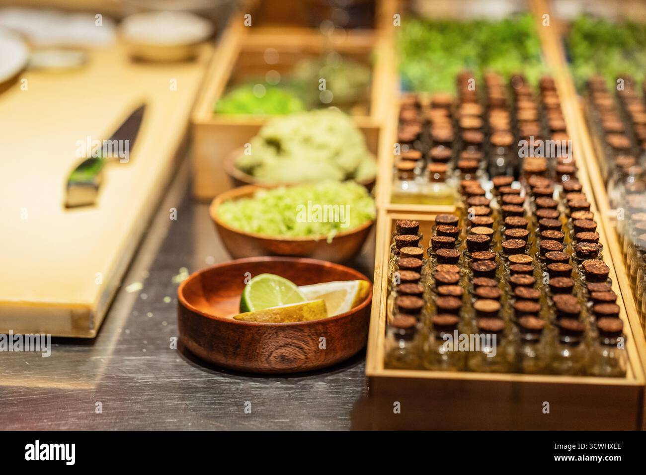 Frische Zutaten und Gewürze sind wunderschön auf einer Küchenarbeitsplatte angeordnet und bieten lebendige Farben und Texturen für die kulinarische Zubereitung. Stockfoto