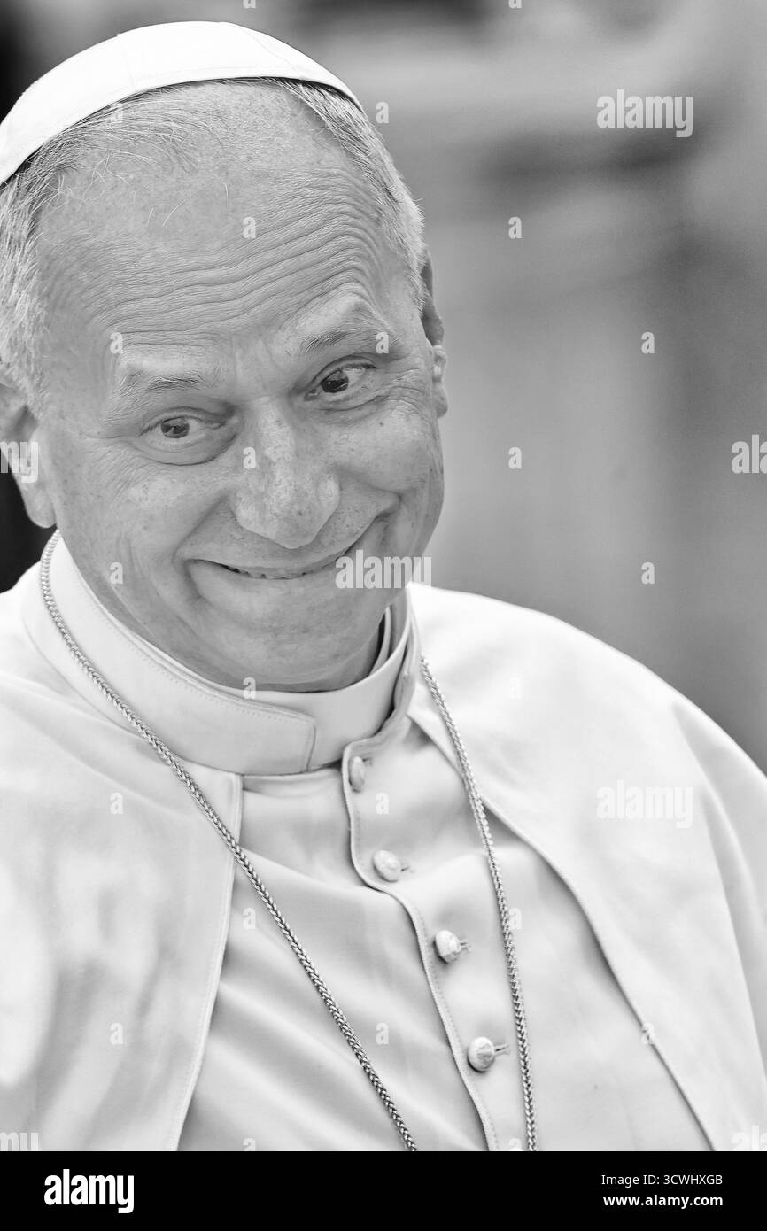 Oktober 2025. Vatikanstadt - PAPST LEO XIV. Feiert anlässlich des Jubiläums der marianischen Spiritualität auf dem Petersplatz im Vatikan die Heilige Messe. © EvandroInetti Via ZUMA Wire (Foto: © Evandro Inetti/ZUMA Press Wire) NUR REDAKTIONELLE VERWENDUNG! Nicht für kommerzielle ZWECKE! Stockfoto