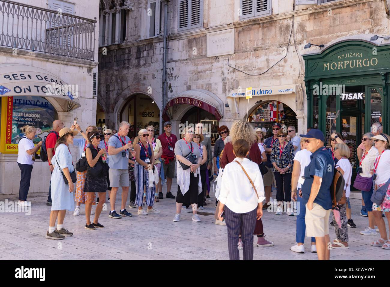 Split Kroatien Führung; Touristen auf dem Narodni Trg Platz mit Reiseleiter. Split Tourismus; Kroatien Tourismus; Split, Kroatien Reise, Europa Stockfoto