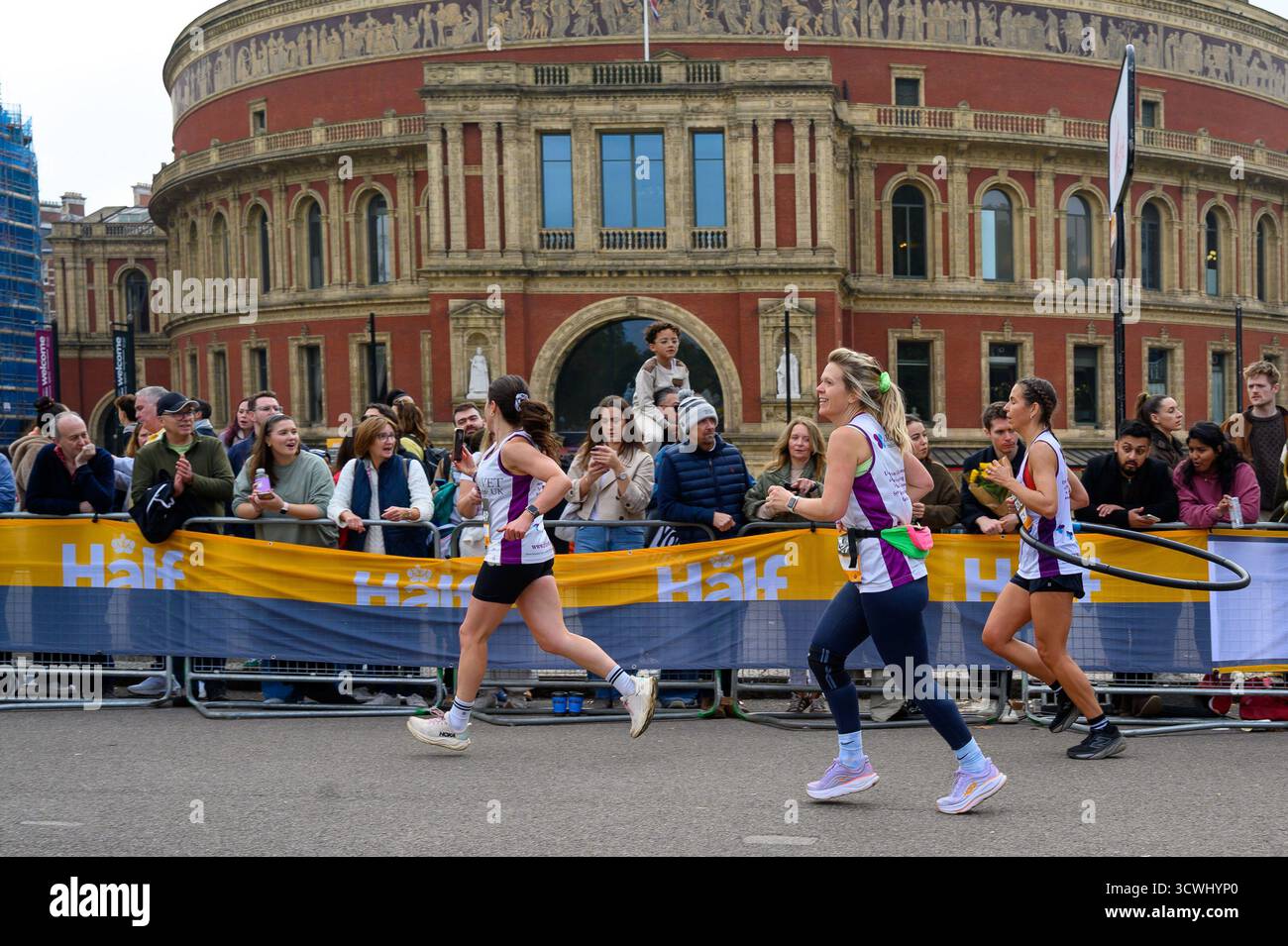 Tamara Ward Hula Hooping um den Royal Parks Half Marathon, um Geld für das Dravet Syndrom UK zu sammeln, eine Form der Epilepsie, die schon im Kindesalter beginnt. Dravet hat bereits in fünf Jahren 500.000 Pfund gesammelt. Das Rennen in und um Hyde Park, London, wurde von der Royal Parks Charity als jährliche Spendenaktion ins Leben gerufen. Seither hat die Veranstaltung über 70 Millionen Pfund für über 1.200 britische Wohltätigkeitsorganisationen eingebracht Stockfoto