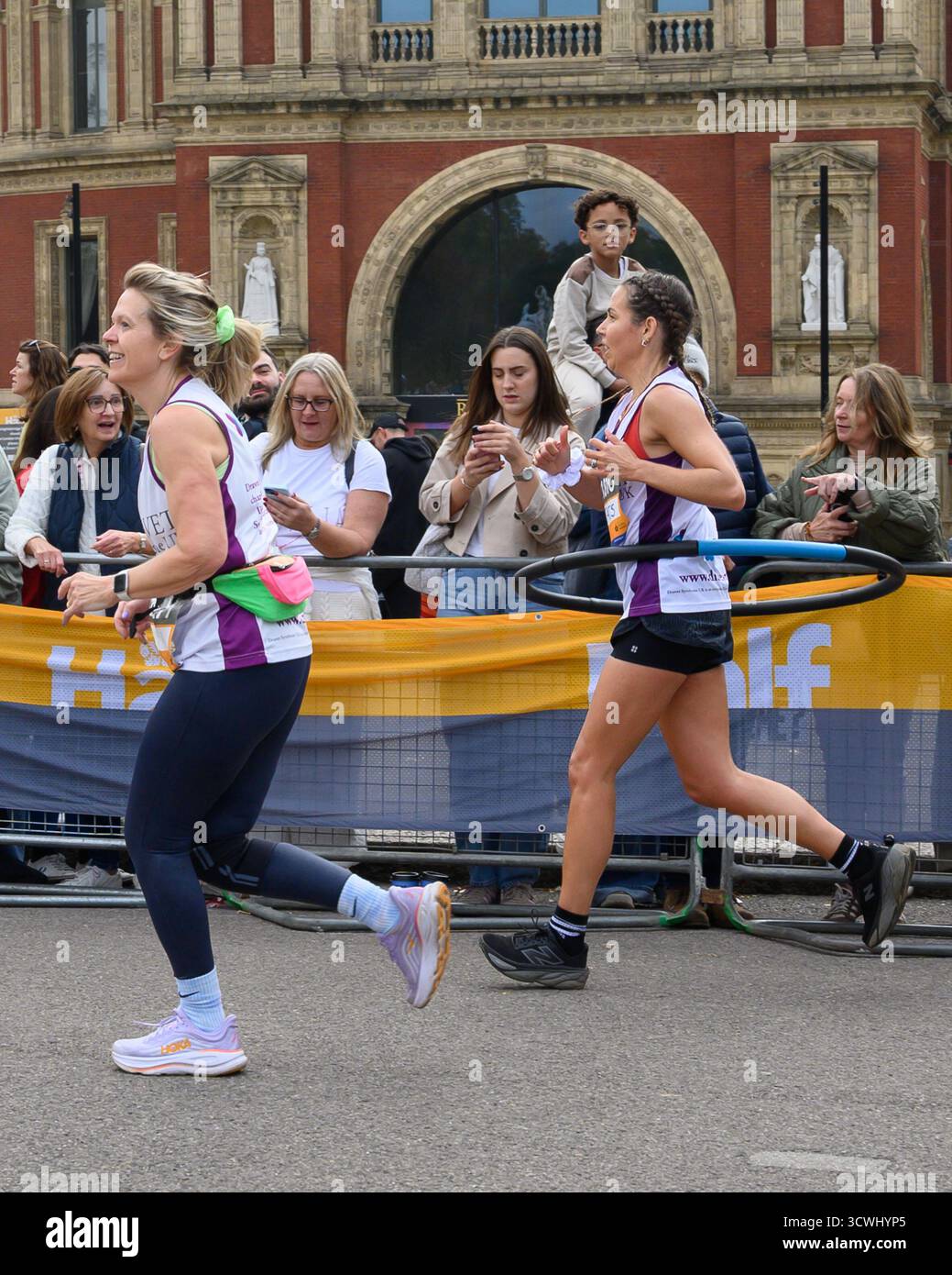 Tamara Ward Hula Hooping um den Royal Parks Half Marathon, um Geld für das Dravet Syndrom UK zu sammeln, eine Form der Epilepsie, die schon im Kindesalter beginnt. Dravet hat bereits in fünf Jahren 500.000 Pfund gesammelt. Das Rennen in und um Hyde Park, London, wurde von der Royal Parks Charity als jährliche Spendenaktion ins Leben gerufen. Seither hat die Veranstaltung über 70 Millionen Pfund für über 1.200 britische Wohltätigkeitsorganisationen eingebracht Stockfoto