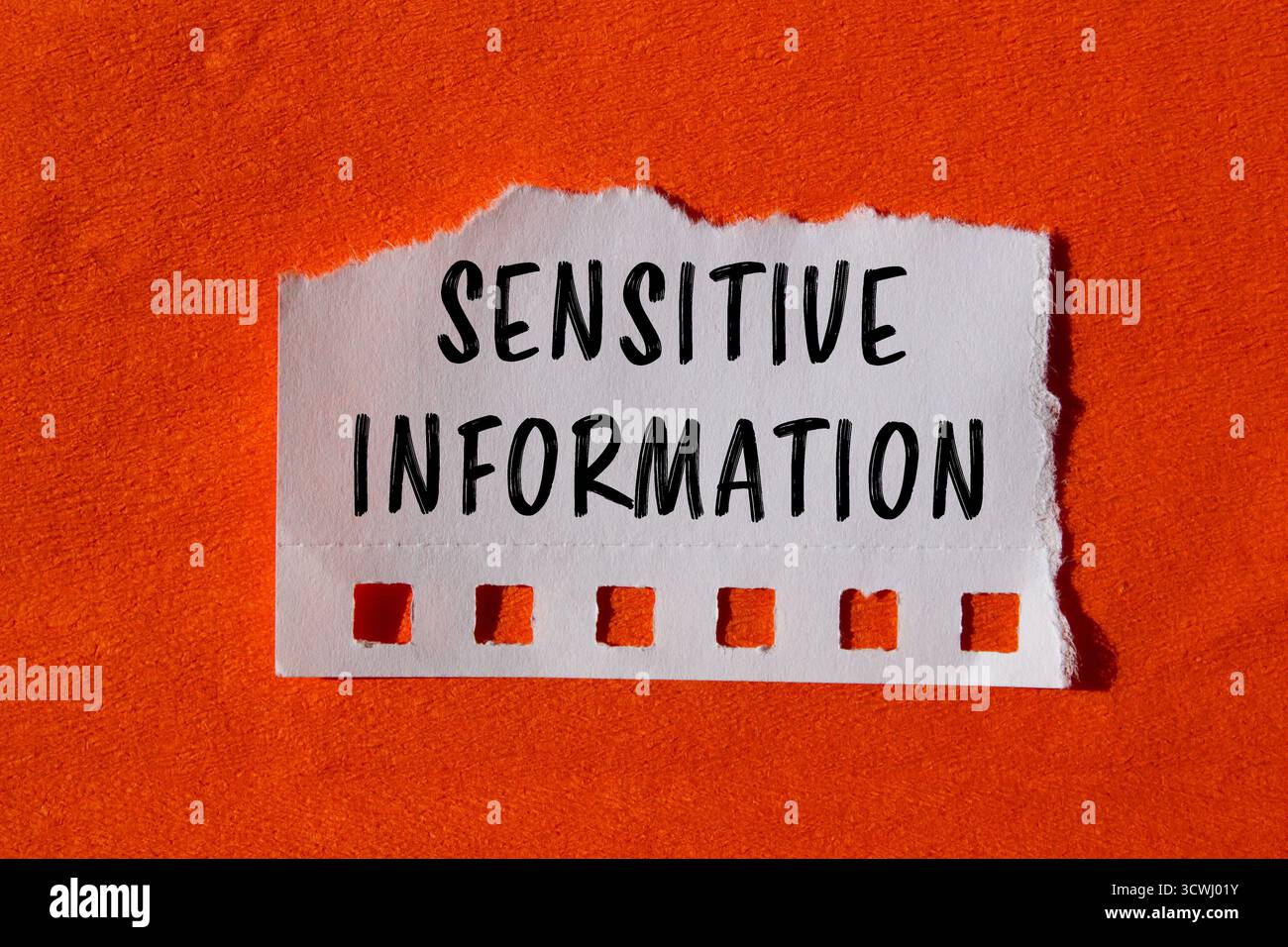 Meldung mit sensiblen Informationen auf gerissenem Papierhintergrund. Symbol für konzeptionelle sensible Informationen. Kopierbereich. Stockfoto