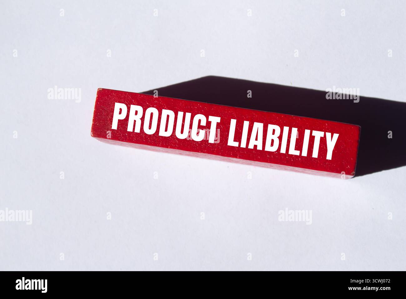 Produkthaftungsnachricht auf Holzblockhintergrund geschrieben. Symbol für konzeptionelle Produkthaftung. Kopierbereich. Stockfoto