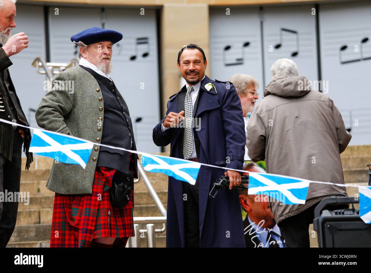 Glasgow, Schottland, Großbritannien. Oktober 2025. Anhänger des ehemaligen Ersten Ministers Alex Salmond versammelten sich in Glasgow, um seinen ersten Todestag zu feiern. Die Teilnehmer würdigten mit Reden, Blumen und Momenten der Reflexion das politische Erbe des ehemaligen SNP-Führers und seine Auswirkungen auf die schottische Unabhängigkeit. Quelle: Jacob Hughes/Alamy Live News Stockfoto