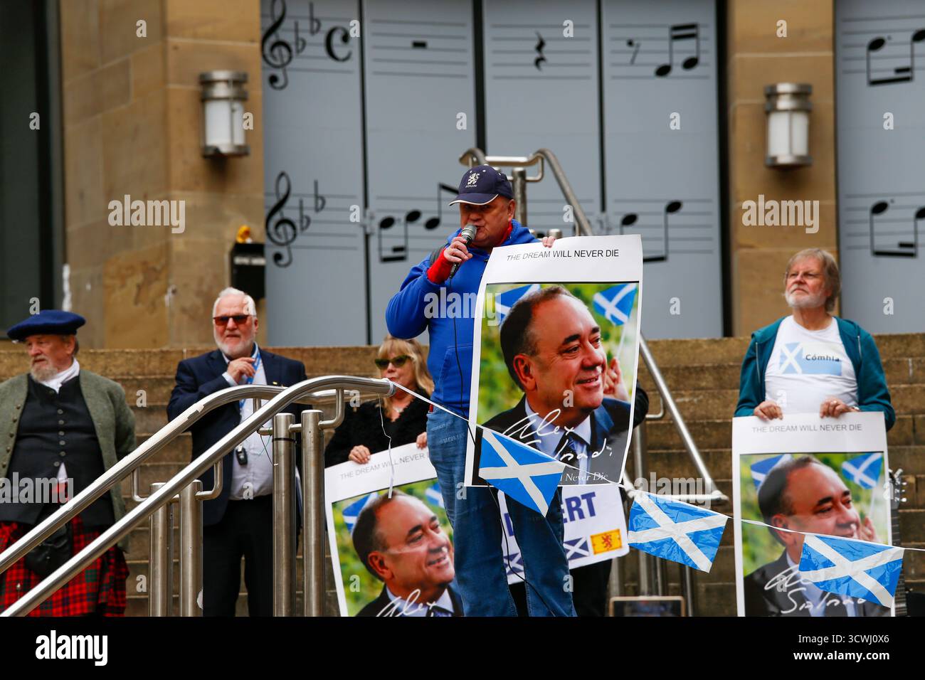 Glasgow, Schottland, Großbritannien. Oktober 2025. Anhänger des ehemaligen Ersten Ministers Alex Salmond versammelten sich in Glasgow, um seinen ersten Todestag zu feiern. Die Teilnehmer würdigten mit Reden, Blumen und Momenten der Reflexion das politische Erbe des ehemaligen SNP-Führers und seine Auswirkungen auf die schottische Unabhängigkeit. Quelle: Jacob Hughes/Alamy Live News Stockfoto