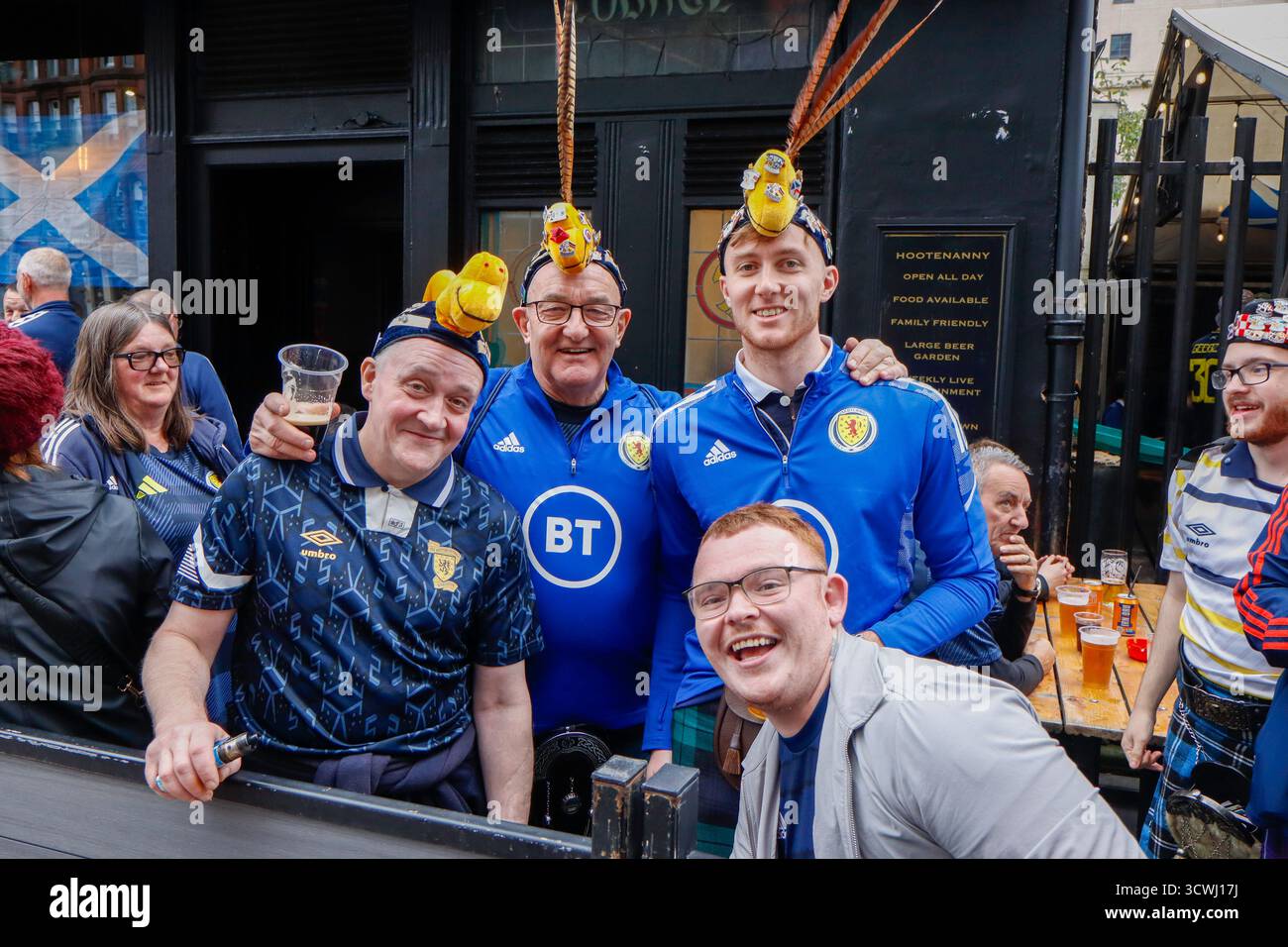 Glasgow, Schottland, Großbritannien. Oktober 2025. Schottland-Fans in Glasgow vor dem Qualifikationsspiel zur FIFA-Weltmeisterschaft 2026 gegen Belarus im Hampden Park. Fans in Teamfarben sorgten für eine lebhafte Atmosphäre in der ganzen Stadt, als die Vorfreude auf das entscheidende Qualifikationsspiel entstand. Quelle: Jacob Hughes/Alamy Live News Stockfoto