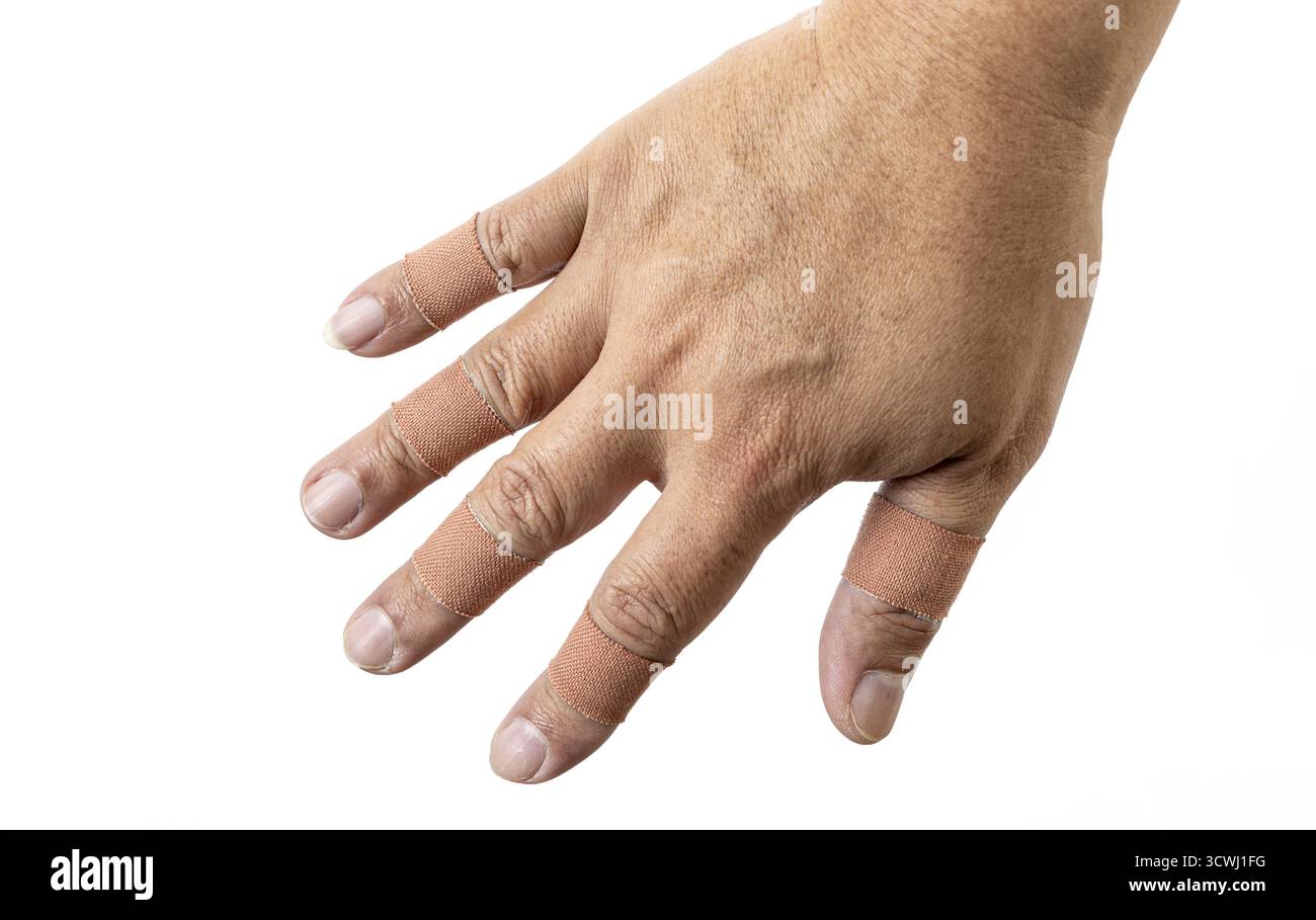Eine Hand mit Fingerschienen und Bandagen ist vor weißem Hintergrund abgebildet, was auf Verletzungen oder Stützen hinweist. Der Hautton ist hellbraun Stockfoto